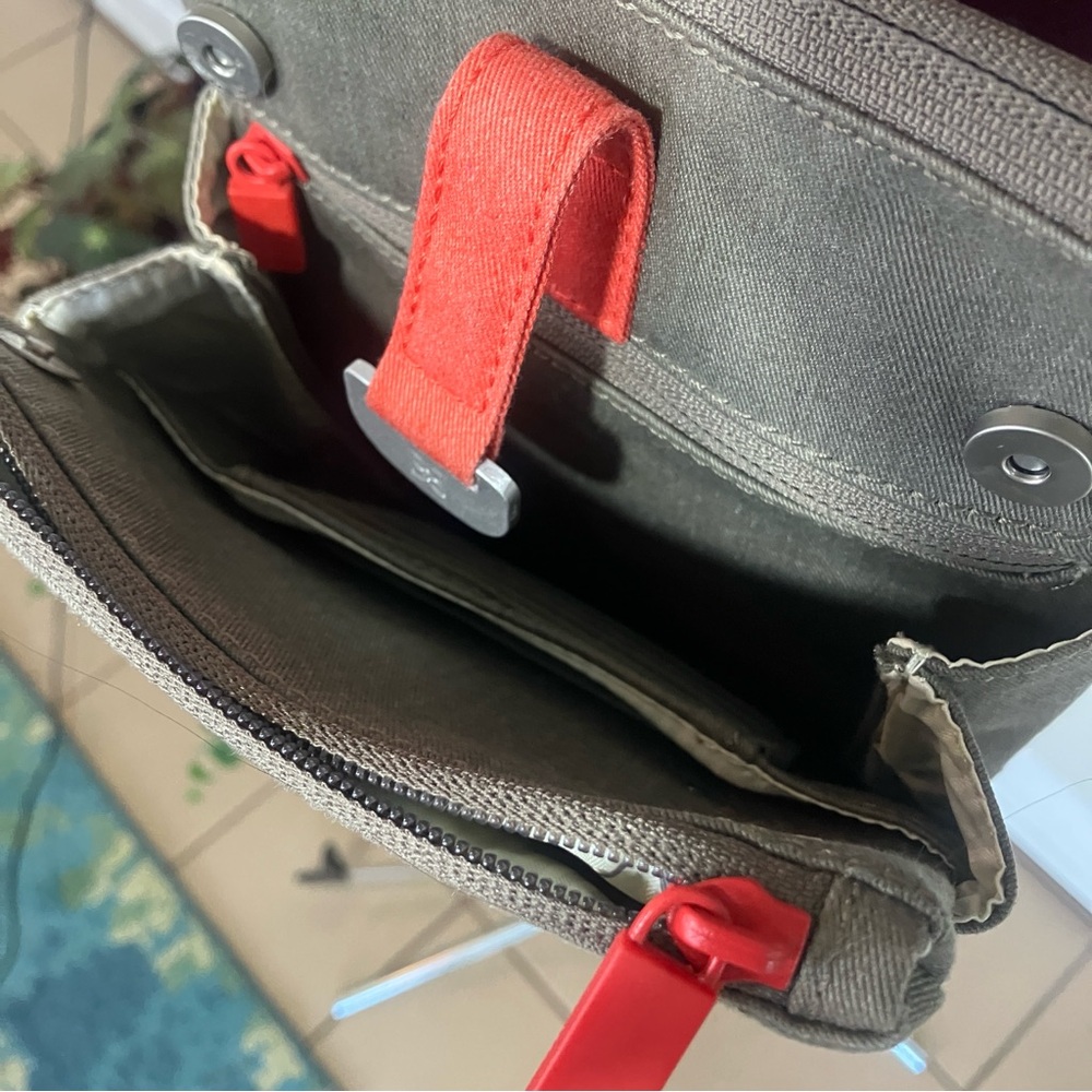 Sherpani Lima Crossbody Bag – Olive Green – Lightweight Travel like new - Picture 4 of 5